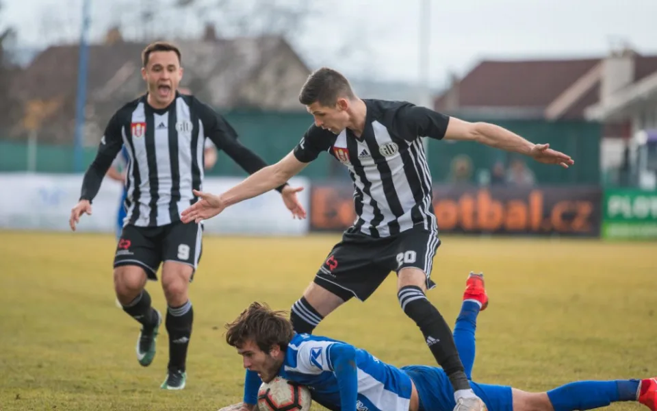 Fotbalisté Dynama vezou z Prostějova další výhru a drží se v čele soutěže