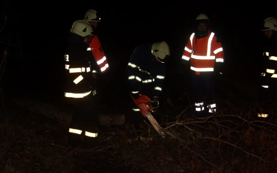 Hasiči likvidovali následky silného větru