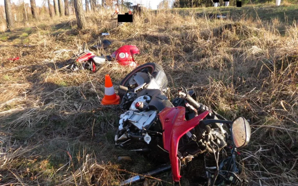 Na Jindřichohradecku narazil motorkář do stromu. Nehodu nepřežil