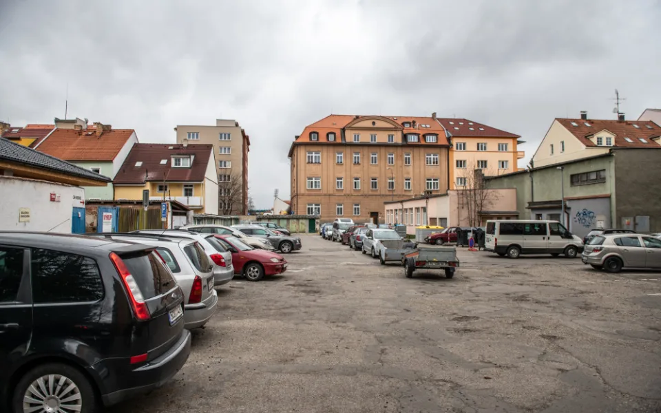 Parkování u Komenského ulice.
