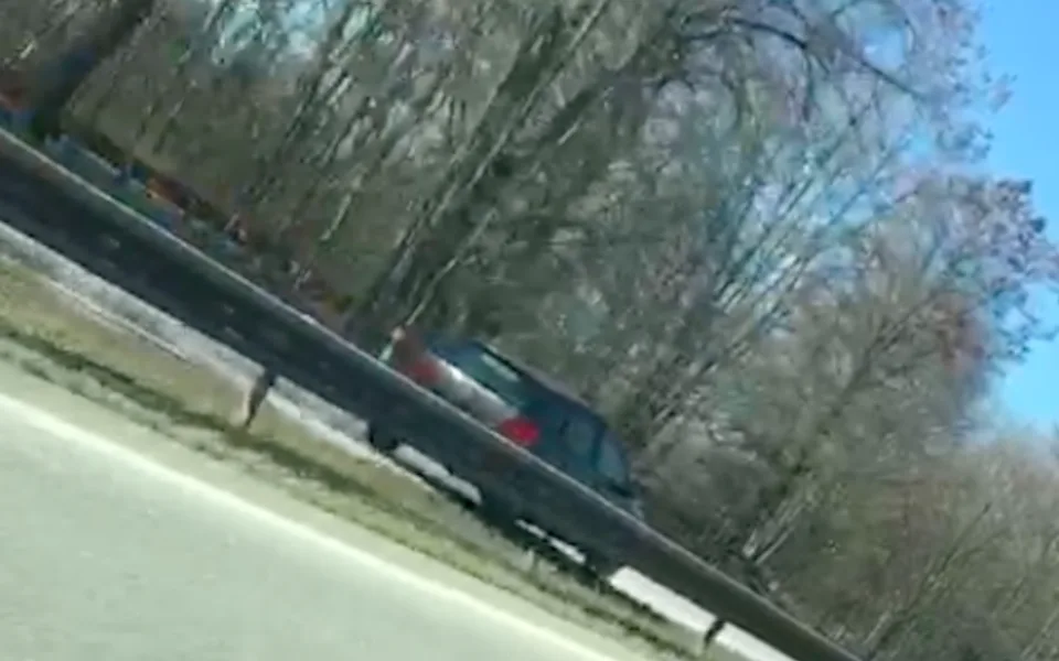 Auto v protisměru.