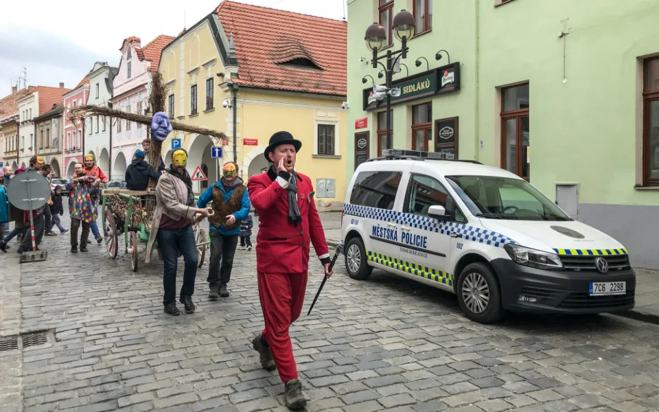 V Budějcích vyprovodili zimu, zapálenou Moranu hodili do řeky
