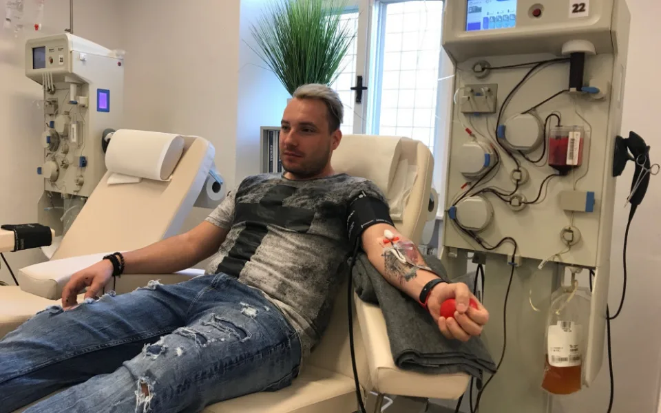 Filip šel plazmu darovat poprvé.