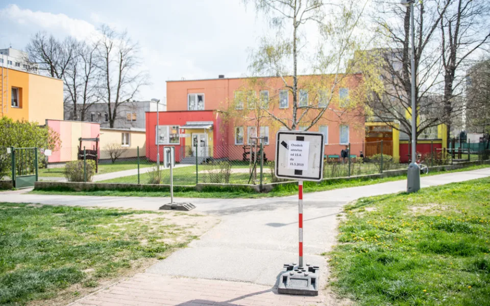 Město opraví chodníky v Dlouhé ulici. Opravy vyjdou na 635 tisíc korun
