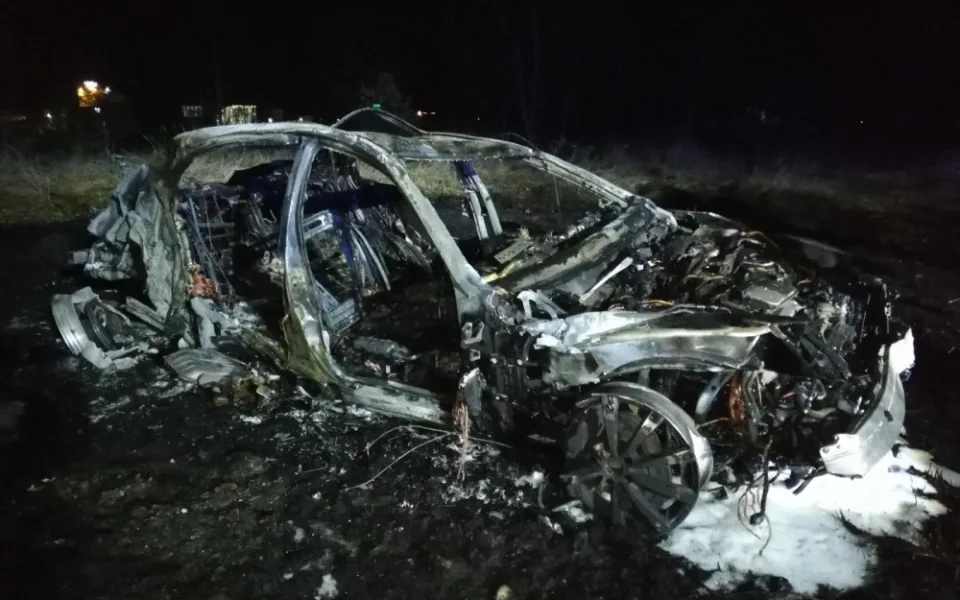 Noční nehoda u Okružní má tragické následky. Řidič v autě uhořel