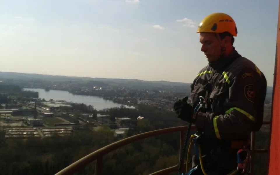 Velmi obtížný zásah mají za sebou jihočeští hasiči, kteří zasahovali v Energetickém centru v Otíně, kde na více než stometrovém komíně uvolnily plechy.