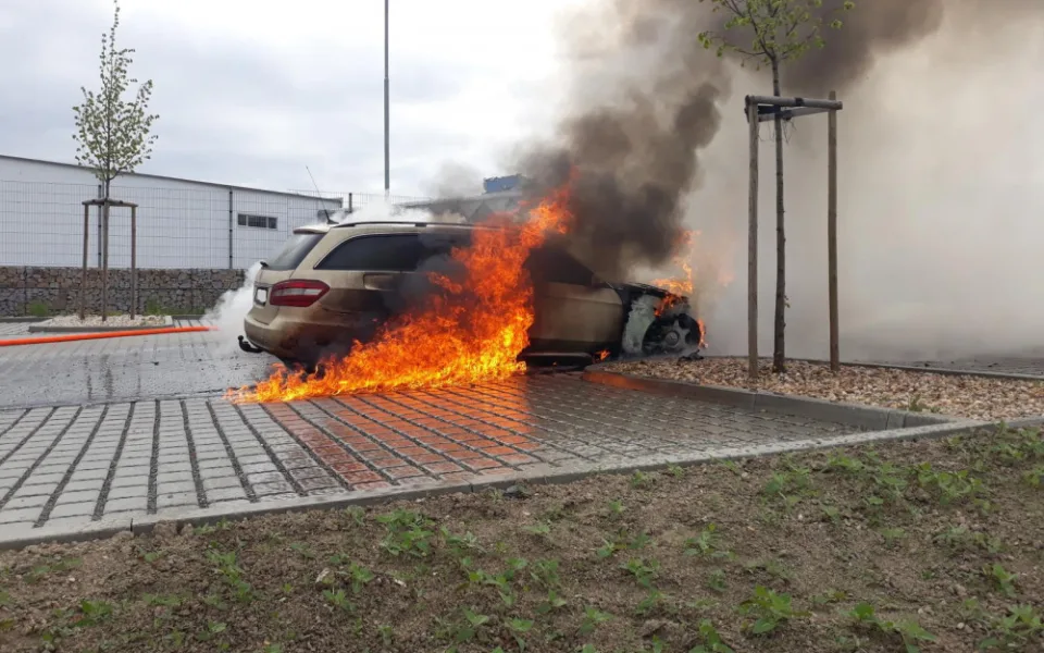 V Plané hořel Mercedes, škoda je sto padesát tisíc korun