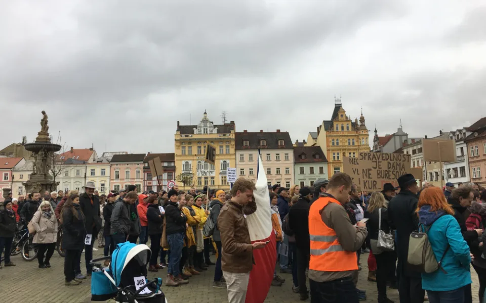 Na náměstí demonstrovali lidé za nezávislost justice. Přidali se k akci Nejsme slepí!