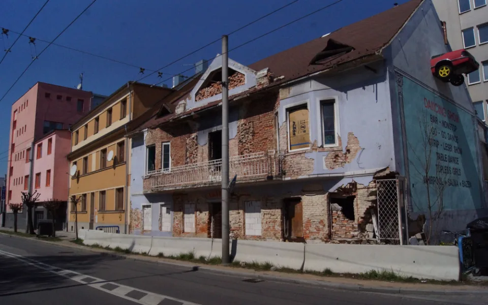 Kabaret v Průmyslové zbourá město. Náklady bude po majiteli vymáhat zpětně