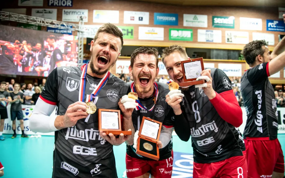 Tři tisíce fanoušků hnaly Jihostroj za titulem. Volejbalisté po dvou letech vrátili titul na domácí půdu