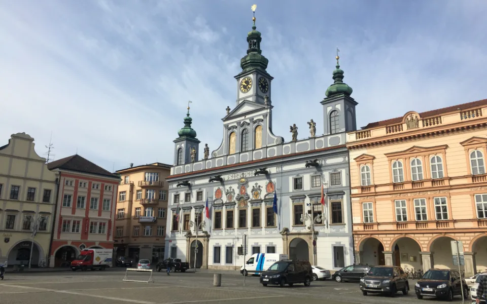 Radnice se zahalí do červené, připojí se k akci AIDS pomoc