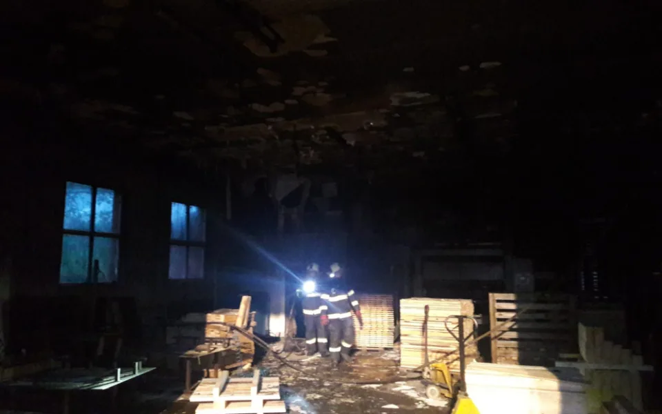 V Rodvínově hořela paletárna, škoda je šest set tisíc korun