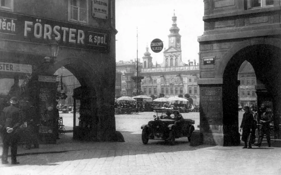 Průhled z Kanovnické od záložny na náměstí po roce 1929.