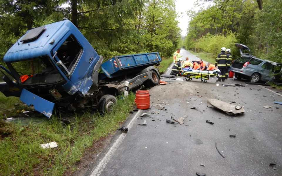 V Plané se stala vážná dopravné nehoda. Na místo letěl vrtulník
