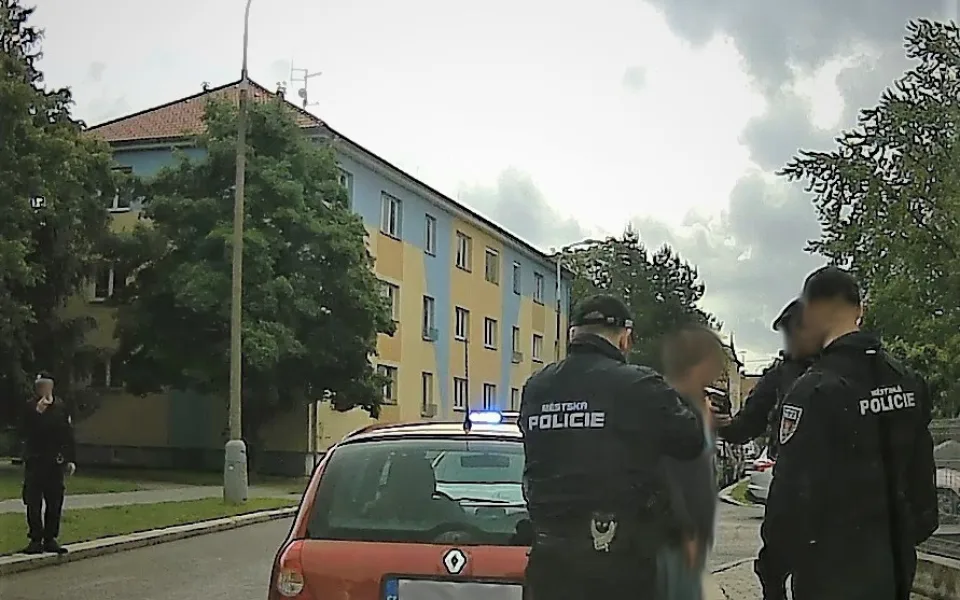 Opilý muž ujížděl strážníkům po chodníku a parkem na Sadech. Chtěl si vyzkoušet jaké to je