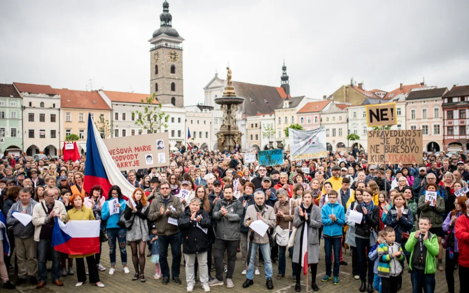Budějcké náměstí zaplnili lidé. Máme toho dost, adresovali Babišovi