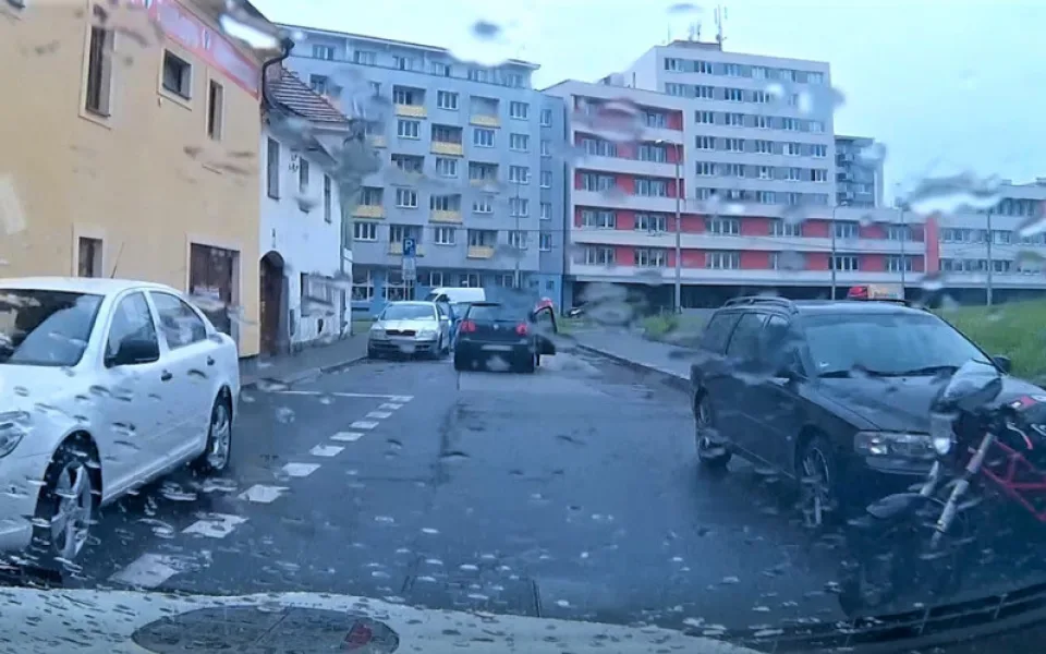 Muž bez řidičáku ujížděl strážníkům, nakonec utekl a v autě nechal kamarádku