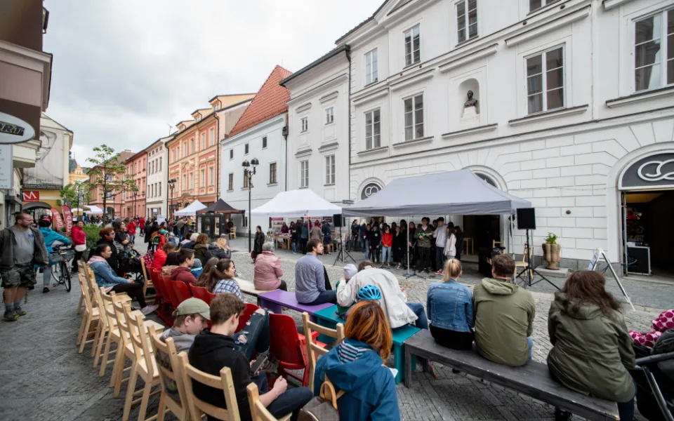 Stejskalkou a Širokou se proháněli umělci. Malé divadlo představilo Maringotku