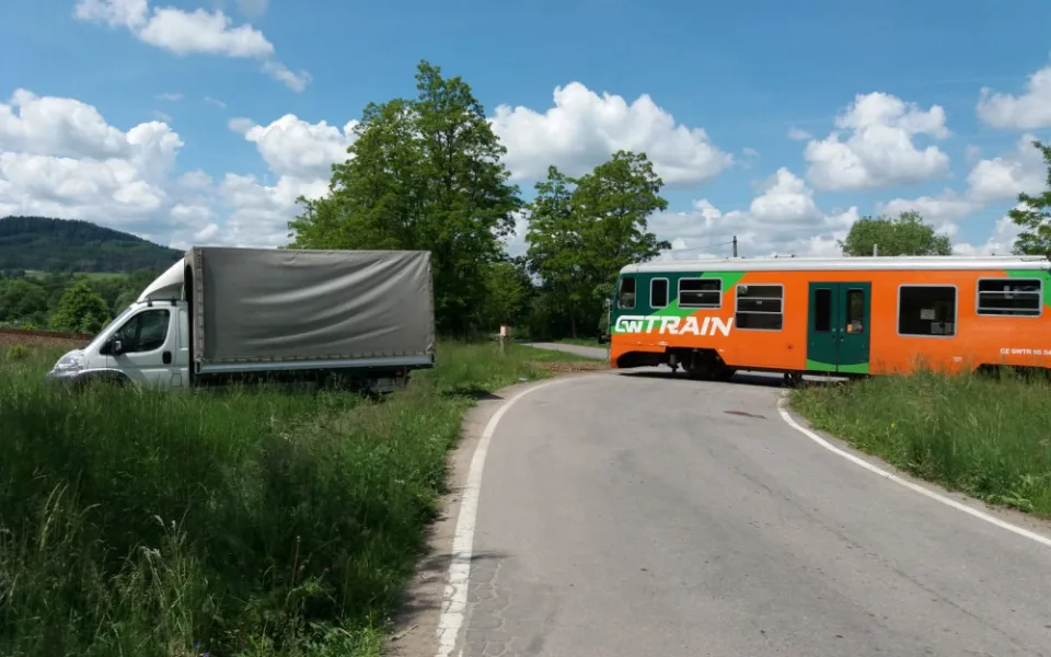 Kriminalisté vyšetřují nehodu vlaku s dodávkou, škoda je sto tisíc