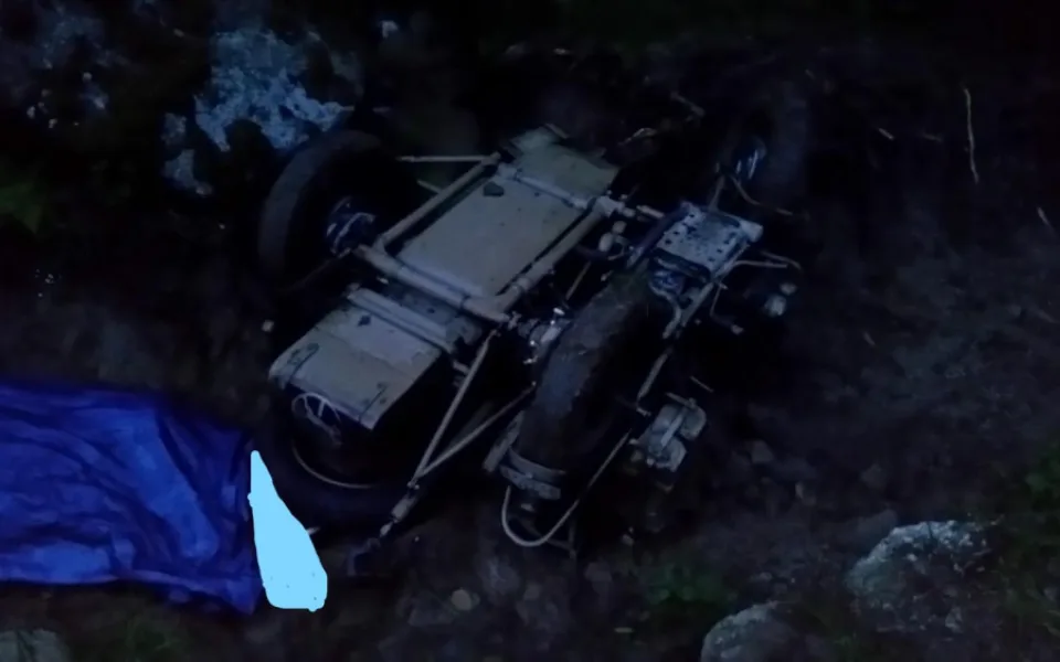 S řidičem motorky se utrhla krajnice, na místě zemřel
