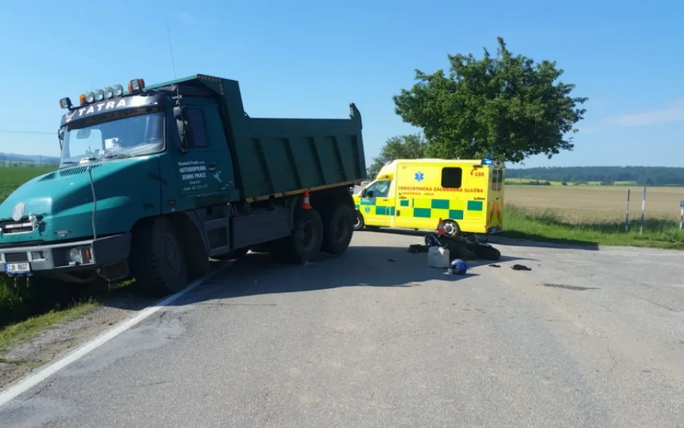 Na Jindřichohradecku se srazilo nákladní auto s motorkou. Silnice je uzavřená