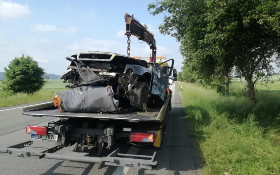 Na Strakonicku se stala tragická dopravní nehoda. Po nárazu do stromu zemřeli dva lidé