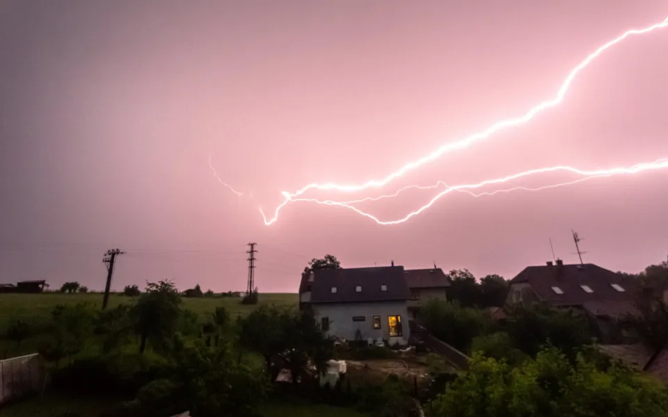 Jih zasáhnou silné bouřky, meteorologové vydali výstrahu