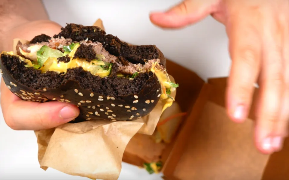 Fastfoody u nás změní omáčku a propagují to jako zcela nový produkt, stěžuje si recenzent JdemeŽrát