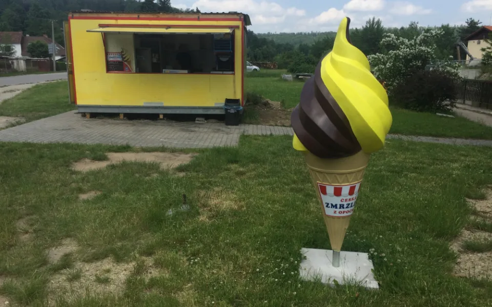 A zase se točí. Vyhořelý zmrzlinový stánek na Hluboké je opět v provozu