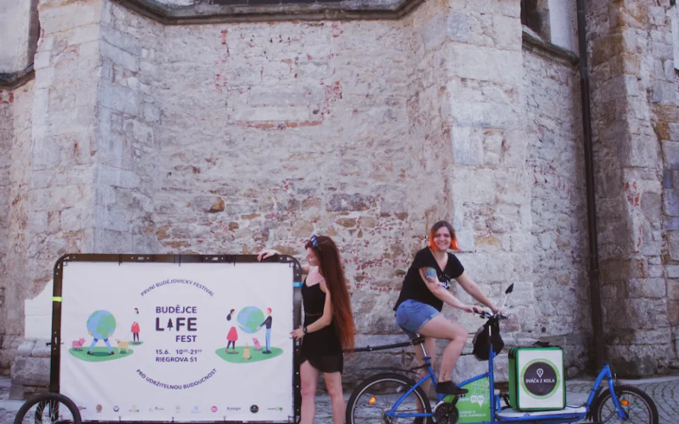 Pokud na festival vyrazíte, nezapomeňte si přibalit vlastní nádobí