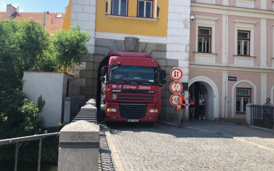 Kamion včera zablokoval průjezdu Hradeckou bránou. Situace se může opakovat