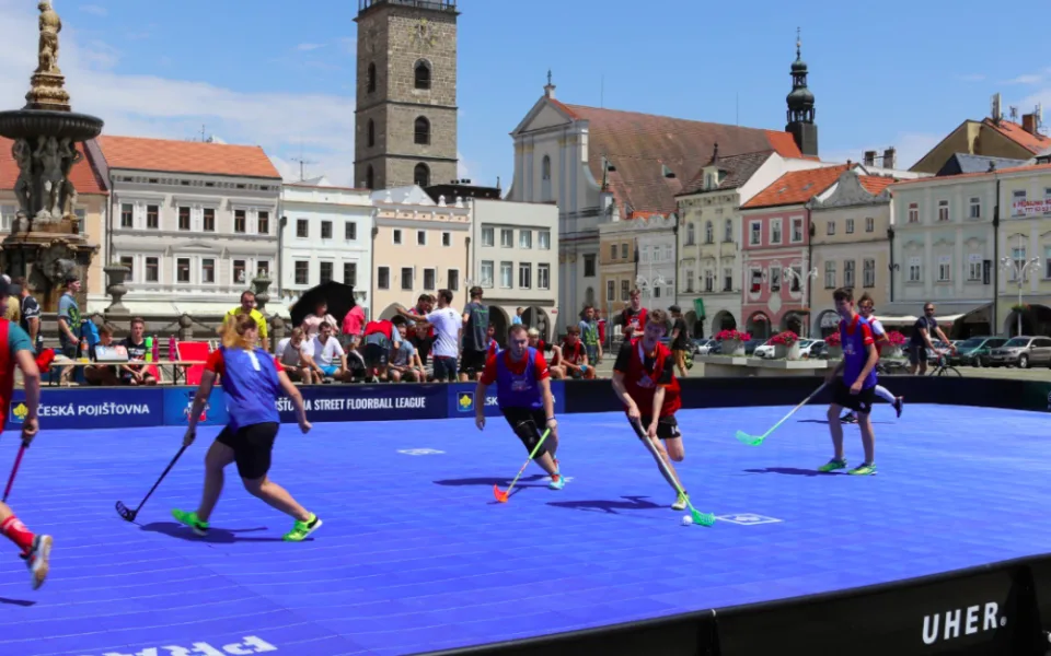 Na náměstí v Budějcích bude dnes o zábavu postaráno. Startuje Street Floorball League