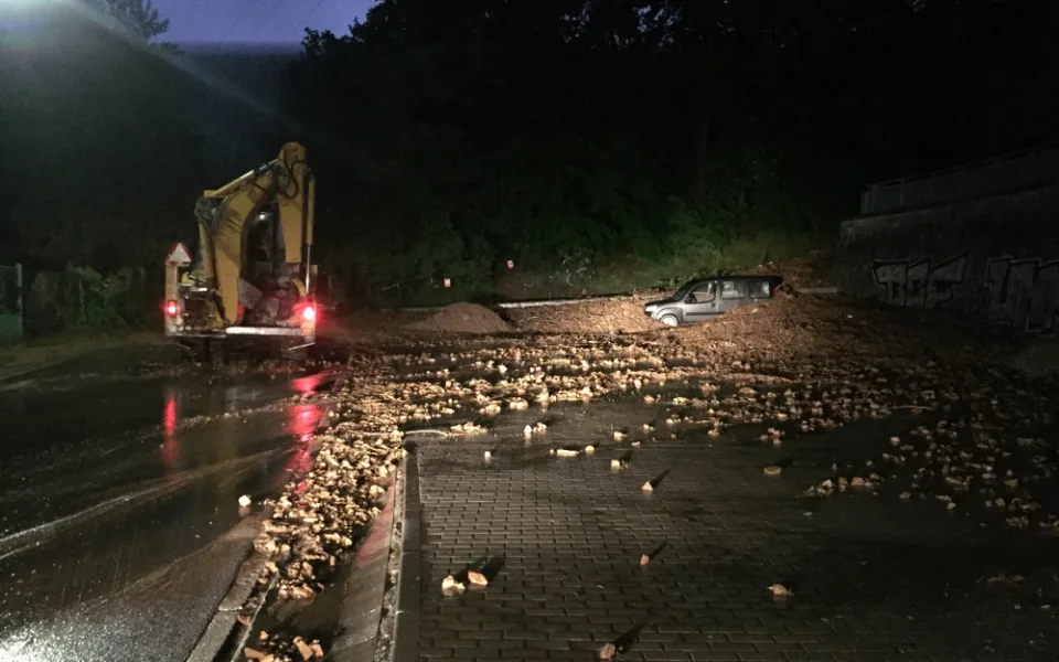 Noční bouřky nejvíce řádily na Táborsku. Pod masivem půdy skončilo auto