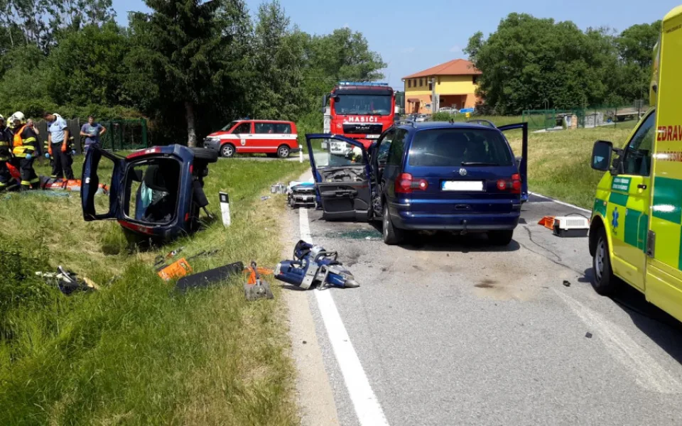 Při vážné dopravní nehodě na Českobudějovicku se těžce zranili tři lidé. Na místě přistával vrtulník