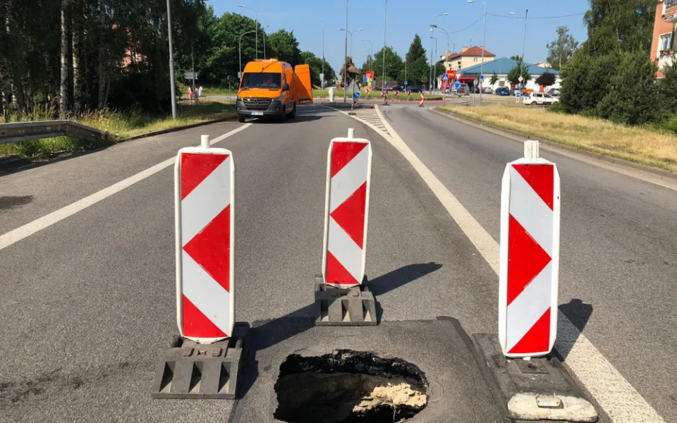 Hlavní silnice na Jindřichův Hradec je uzavřena. Důvodem je propadlá silnice