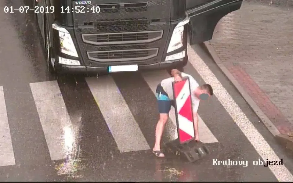 Řidič kamionu si s uzavírkou silnice v Třeboni těžkou hlavu nedělal. Odstranil zábrany a jel