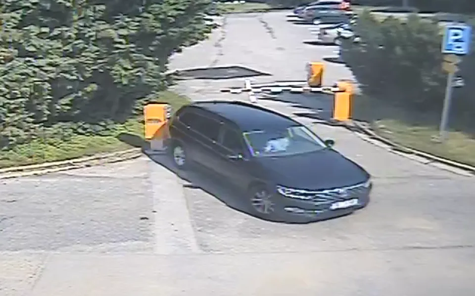 Řidič nacouval do parkovacího automatu