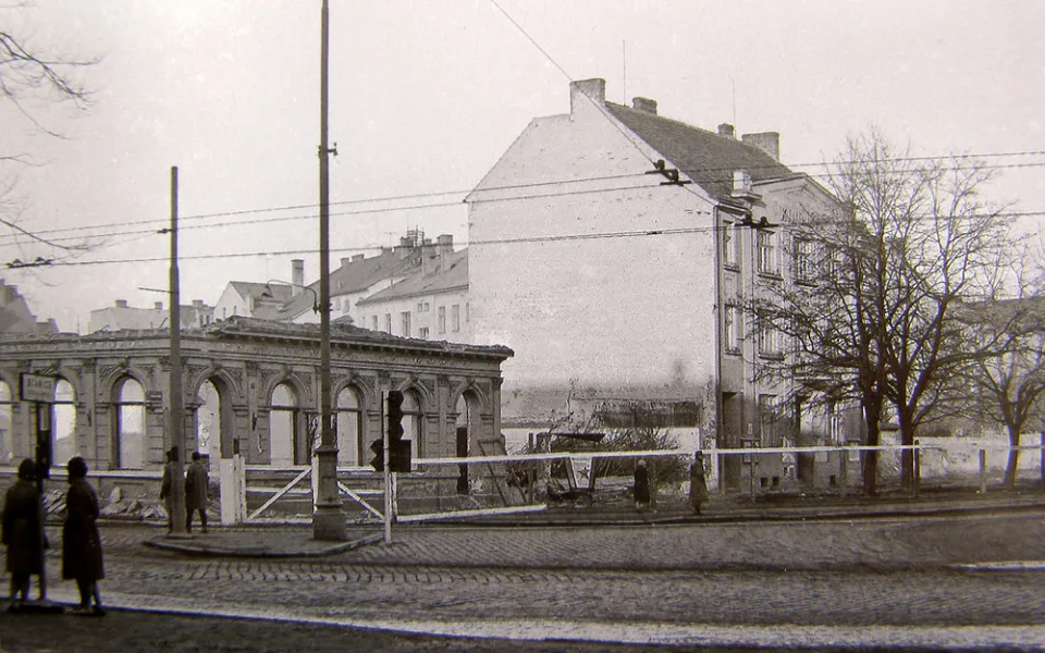 V únoru 1962 se začala bourat Budějovická pivnice, toho času Metropol, následoval vpravo Bio Grand.