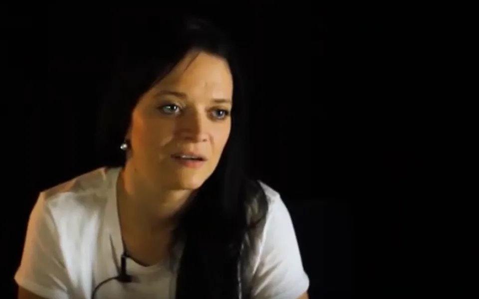 VIDEO: Karin zneužíval trenér, uvědomila si to až v dospělosti. Její příběh přináší projekt Nemlčíme