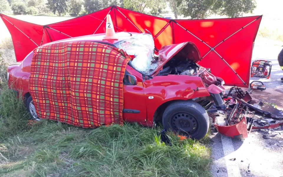 Na Strakonicku se srazila dvě auta. Jedna osoba zemřela, další tři jsou těžce zranění