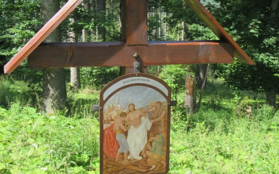 Obec Stožec obnovuje křížovou cestu ke zdejší kapli