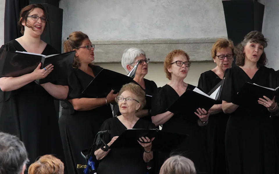 Detroitští Cantata Academy Chorale pohladili na nádvoří budějcké radnice po duši