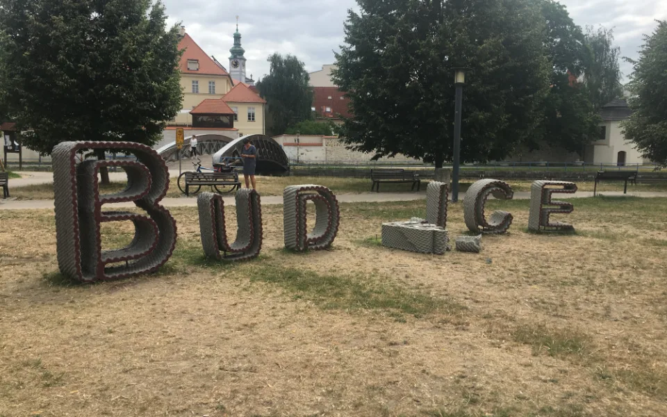 Na Sokoláku někdo zničil nápis Budějce.