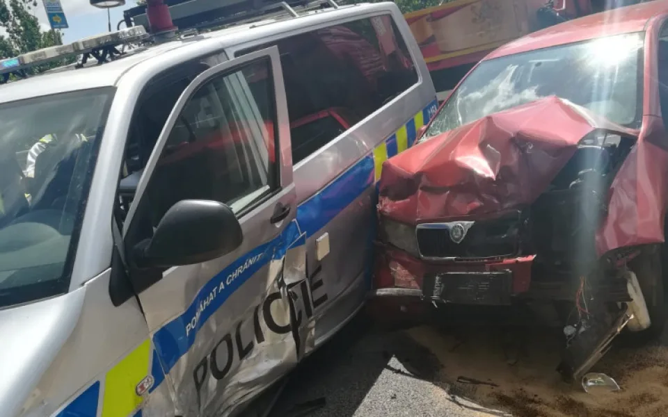 Při nehodě v Písku se srazilo policejní auto s jiným vozem. GIBS hledá svědky