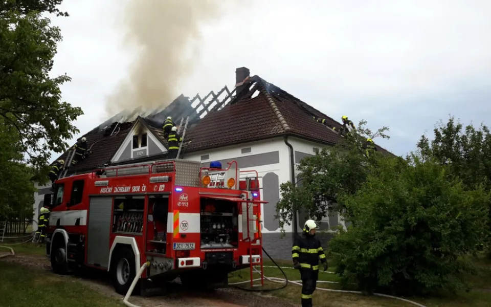 V Radošovicích hořela střecha domu, na místo byl přivolán psycholog