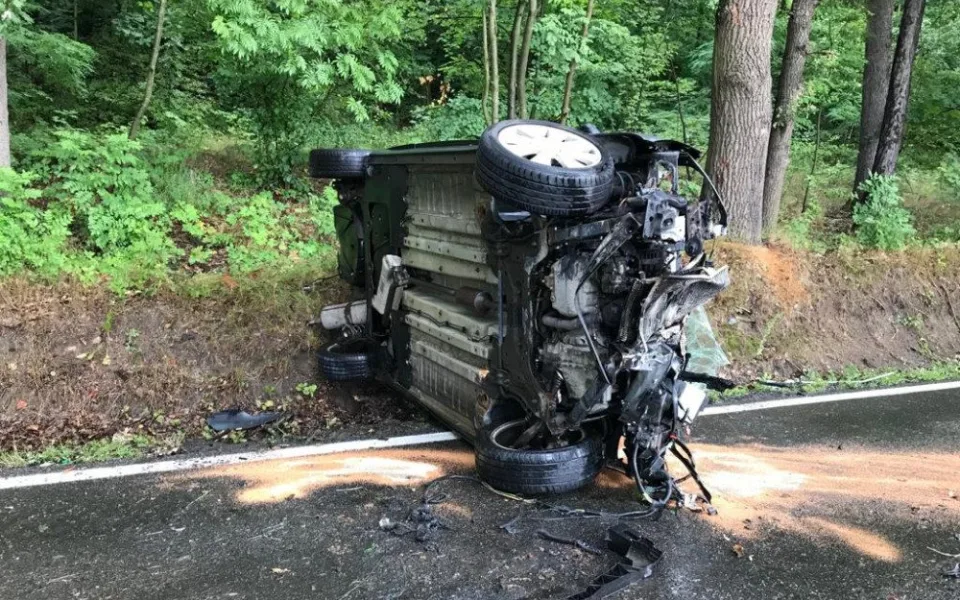 U Hrdějovic narazilo auto do stromu, řidiči musejí počítat s omezením