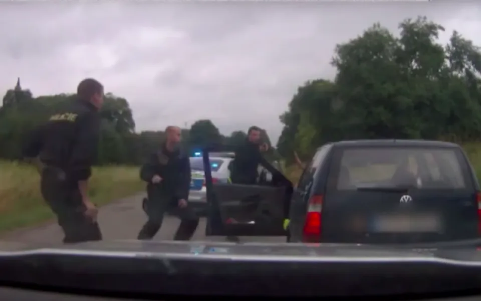 Zdrogovaný muž ujížděl policii. Zběsilou jízdu i policejní střelbu si natáčel na Instagram