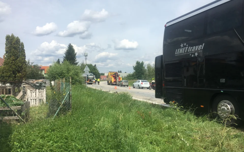 Krátce před polednem havaroval v Litvínovicích u Normy autobus s náklaďákem.