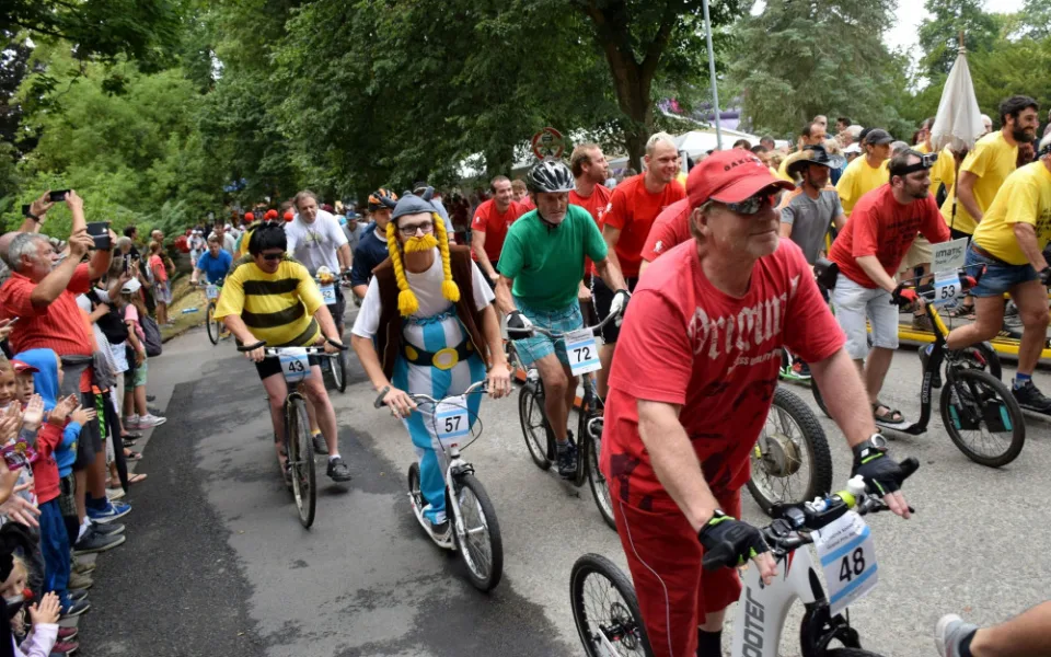 Keramickými trhy v Bechyni se prohnala koloběžková Grand Prix