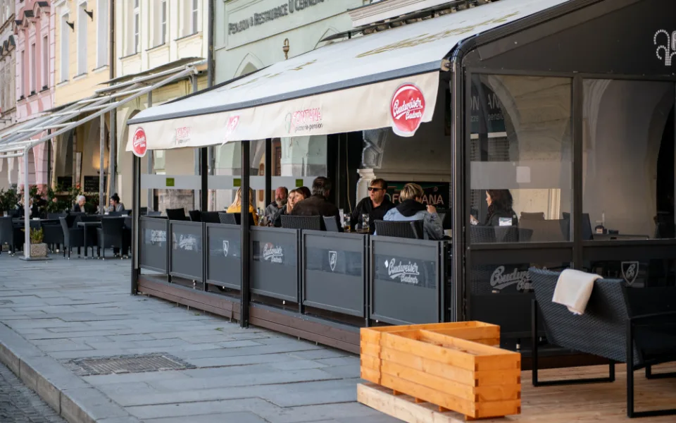 Zahrádky by na náměstí mohly zůstat celoročně